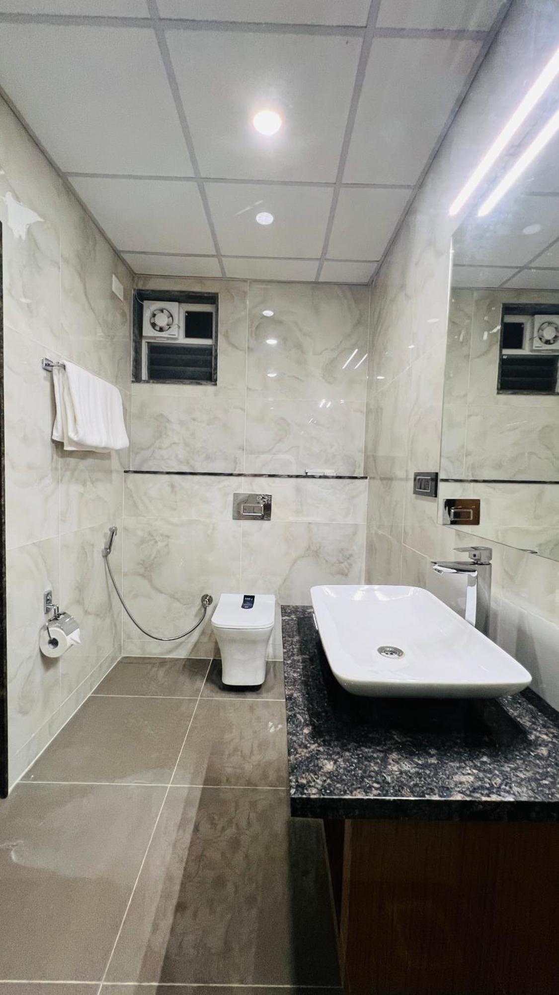 Hotel Aashraya Dod Jala Ngoại thất bức ảnh
