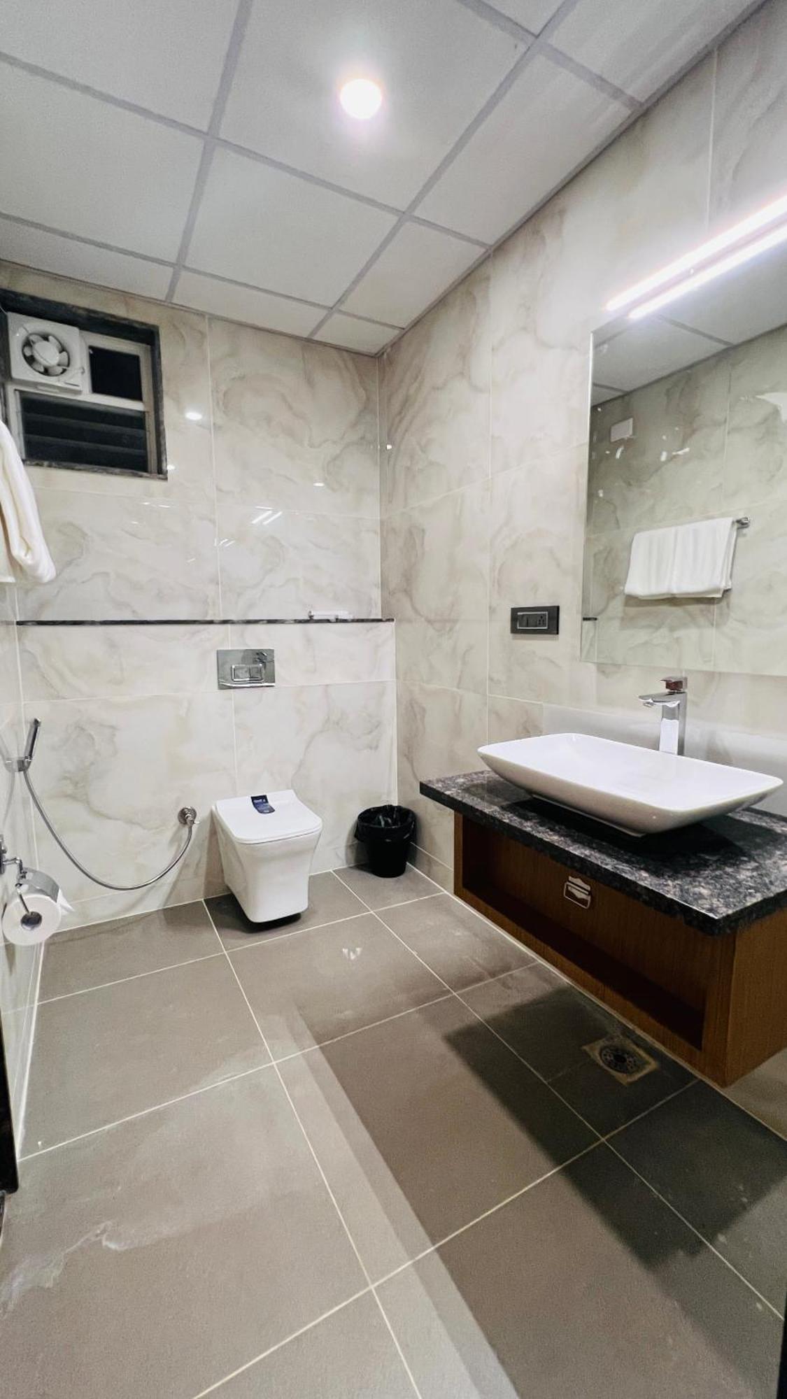 Hotel Aashraya Dod Jala Ngoại thất bức ảnh